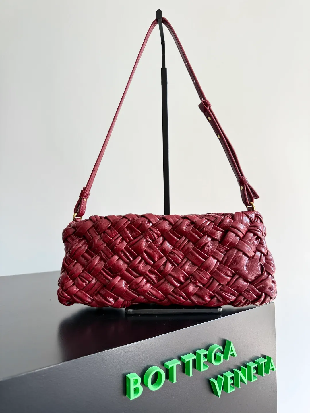 Batch 2560 BottegaVeneta's latest Kalimero cha cha fashionable chacha woven handbag, a solid product! This is really not easy to make. The oil-waxed cowhide used requires craftsmen with more than 10 years of experience to produce the effect. The hand-knitting process is very difficult and time-consuming. It is a very heavy-duty product. It has a unique texture and is worth buying. The length of the shoulder straps is also perfectly adjustable. Style number: 785780 Size: 28.5*15*6cm